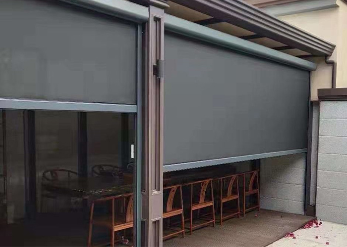 陽臺(tái)電動(dòng)防風(fēng)卷簾案例